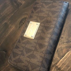 Logo Michael Kors Continental Wristlet